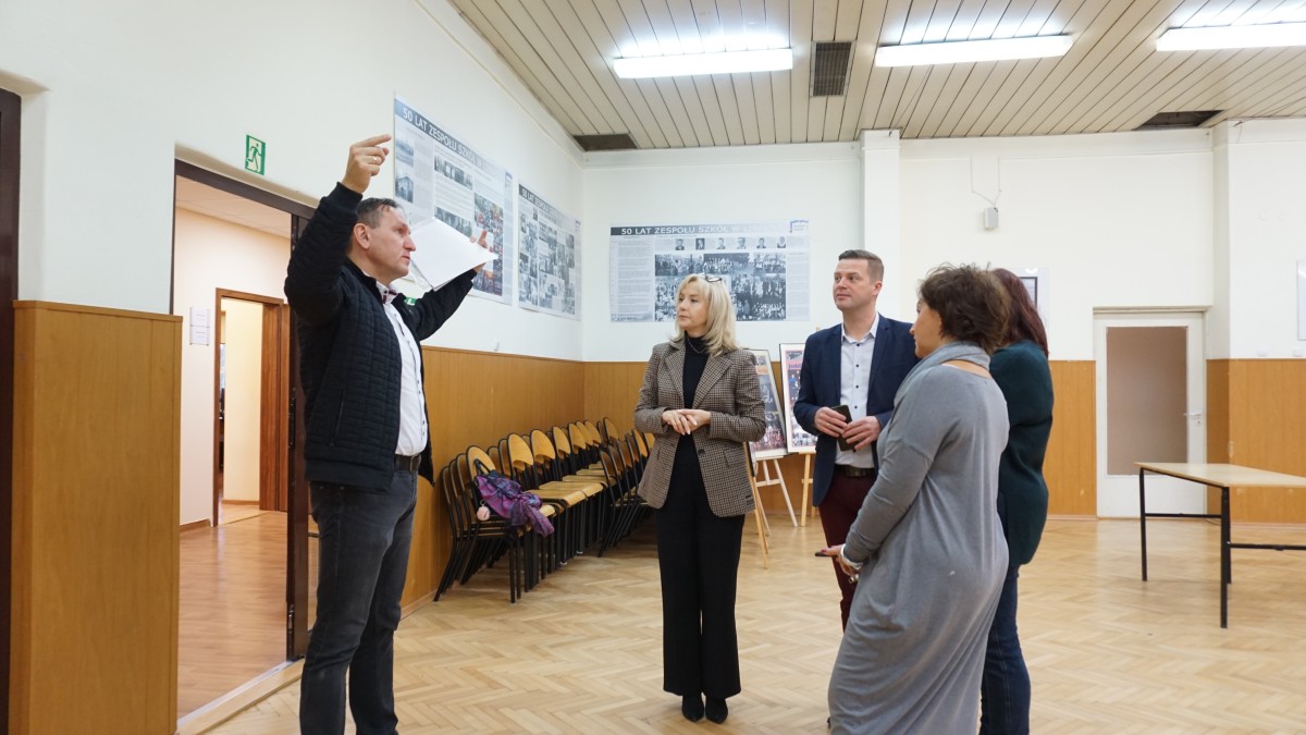 Mężczyzna podnosi ręce 