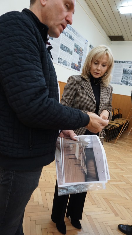 Mężczyzna trzyma w ręku projekt