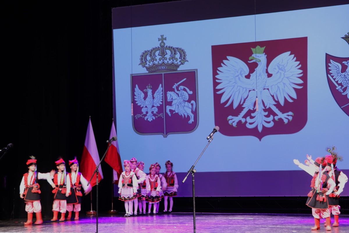Przedszkolaki w strojach regionalnych na scenie 