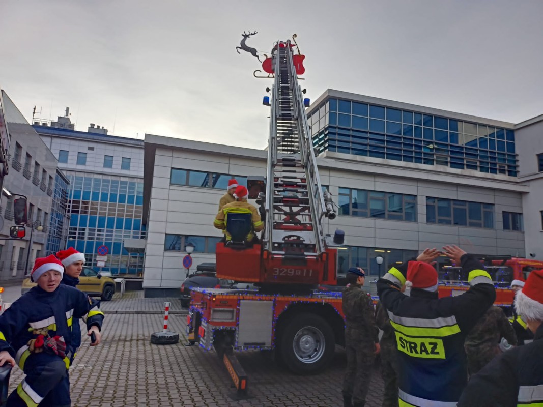 Strażacy przed budynkiem szpitala