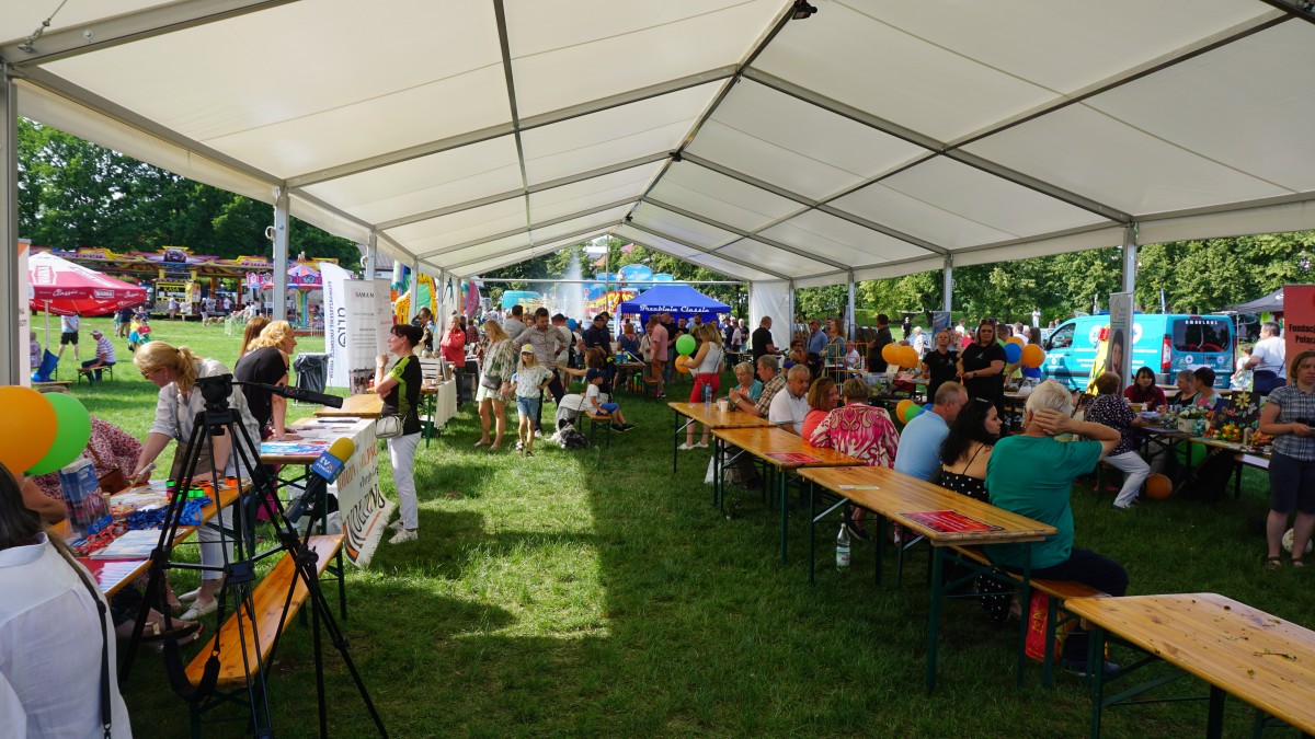 Stoiska NGO pod zadaszeniem 