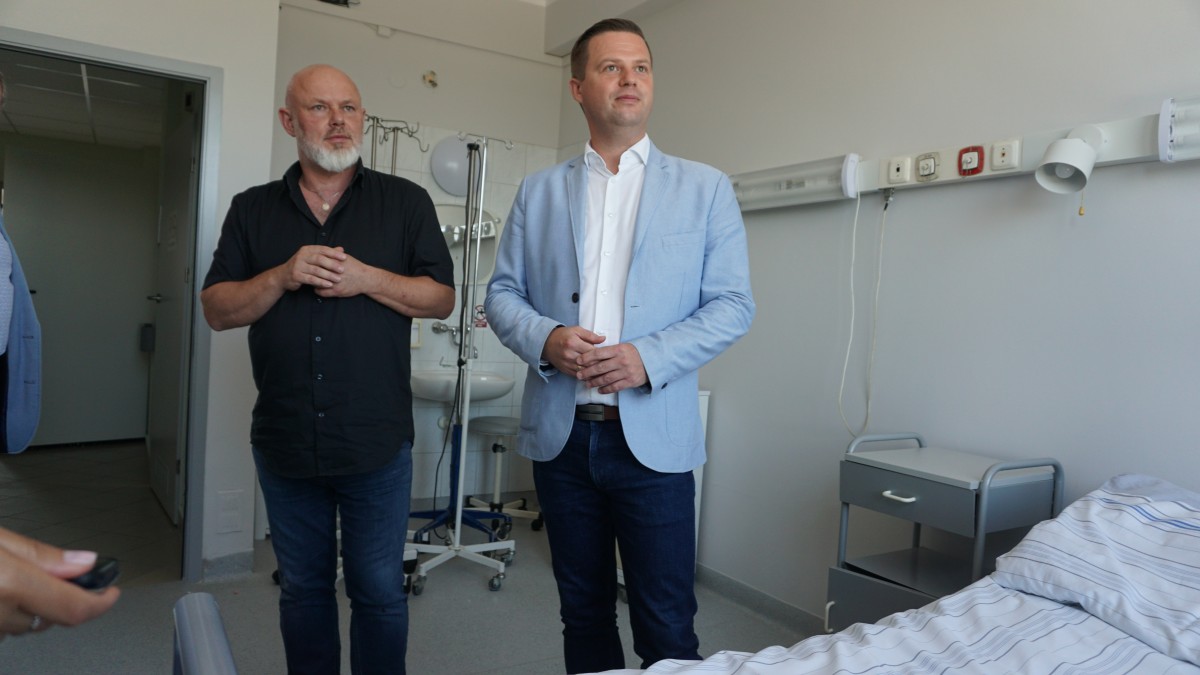 Dwóch mężczyzn w sali chorych 