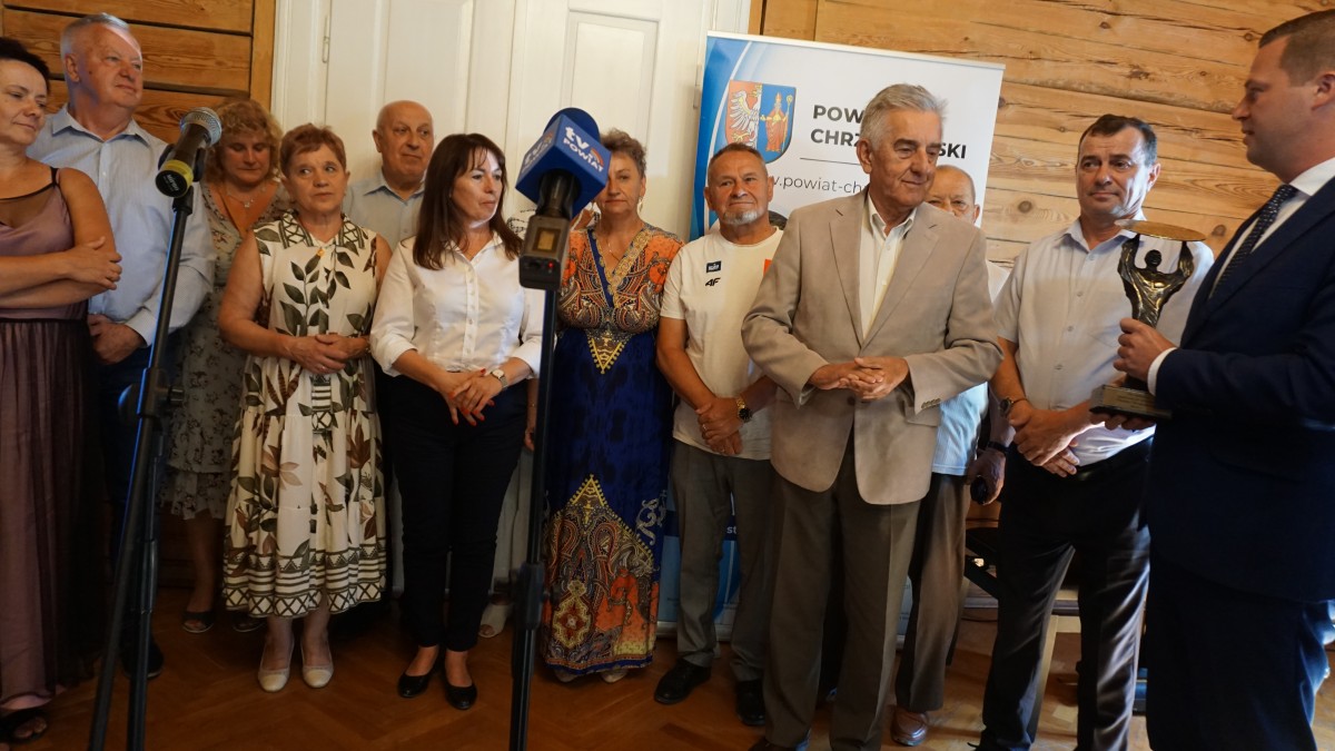 Starosta wręcza nagrodę Tradycji 