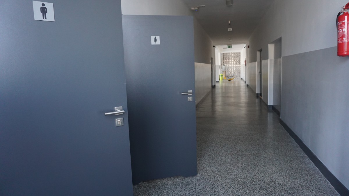 Zdjęcie wyremontowanego korystarza. Widoczne są także nowe, otwarde drzwi do toalet.