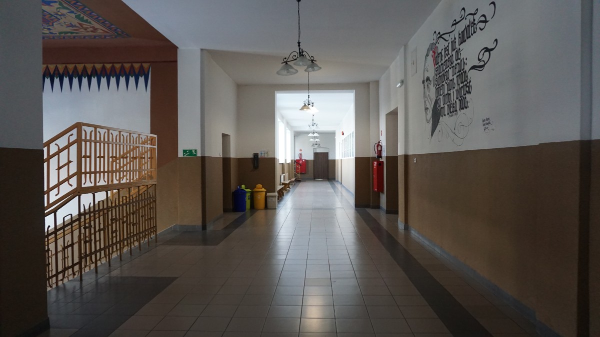 Zdjęcie wyremontowanego korytarza.