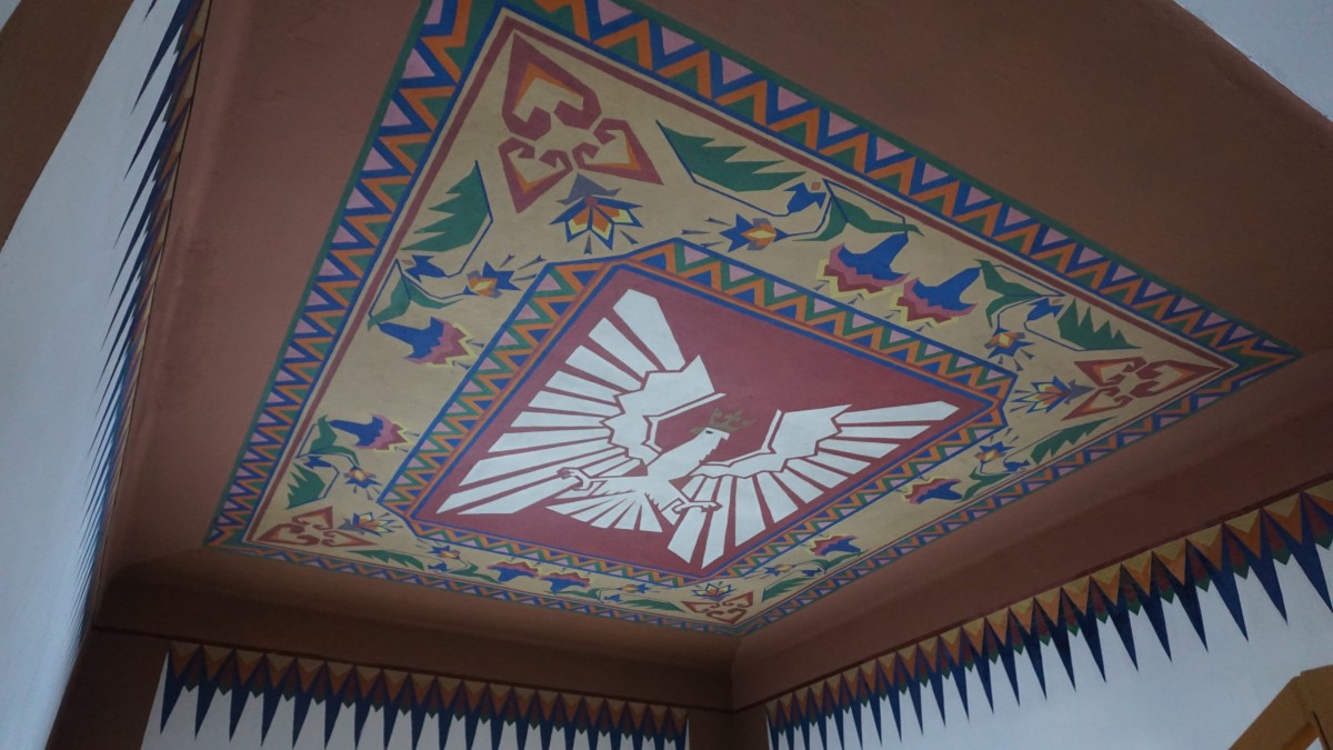 Zdjęcie odnowionego obrazu znadującego się suficie przedstawiające elementy patriotyczne godła państwowego.