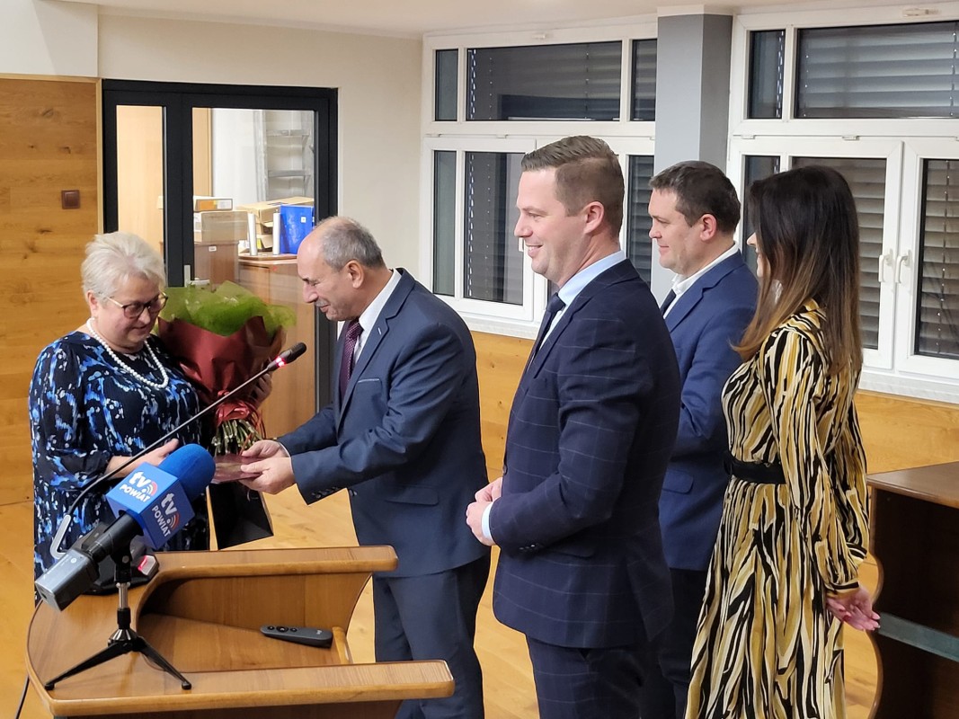 Zasłużona przyjmuje kwiaty i gratulacje od władz powiatu 