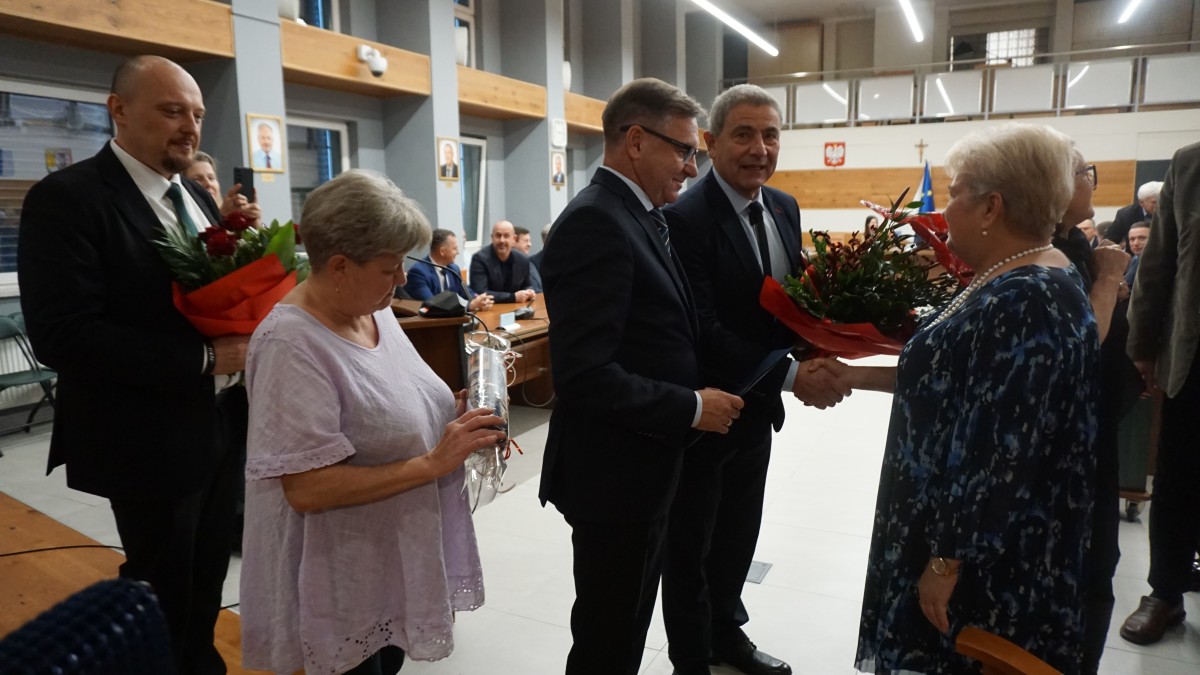 Osoby gratulują M. Bigaj 