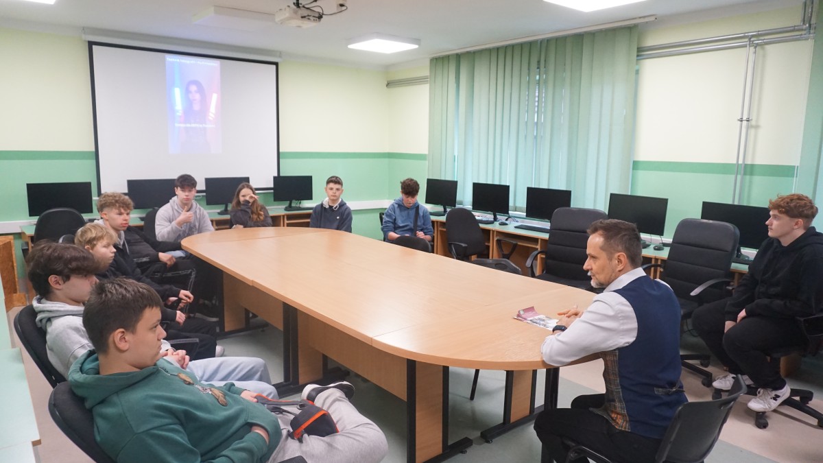 Nauczyciel w klasie z młodzieżą