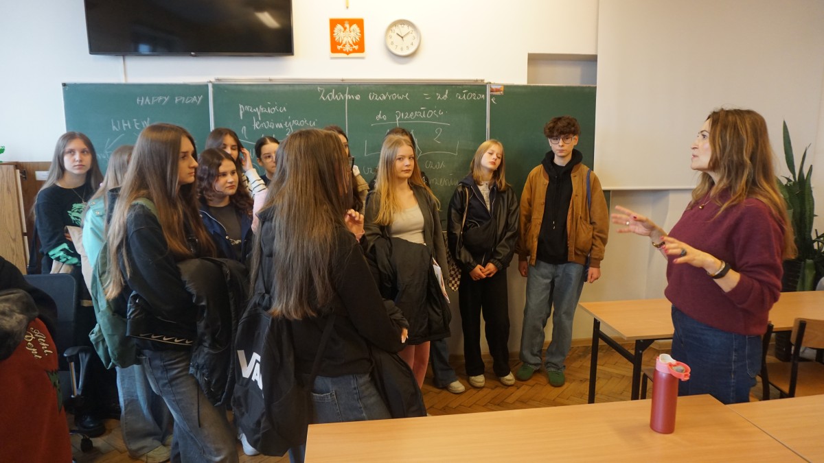 Młodzież przy tablicy 