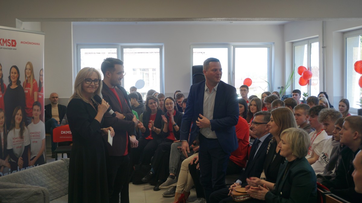Zdjęcie sali pełnej osób. Trzy osoby z lewej strony przedstawiają gości. W centrum zdjęcie stoi starosta chrzanowski Bartłomiej Gębala. 