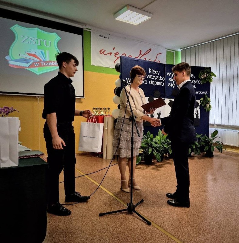 Wicestarosta gratuluje uczniowi 