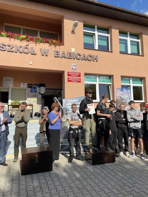 wręczanie nagród przed budynkiem szkoły w Babicach