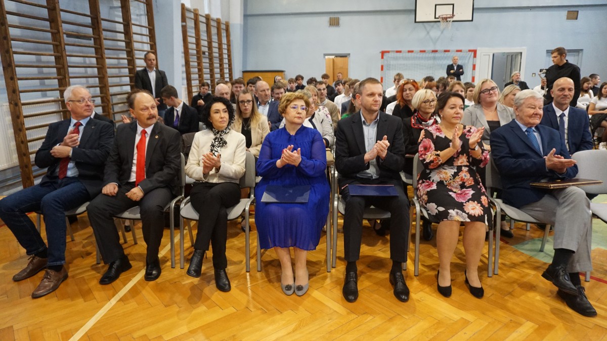 Nauczyciele siedzą w pierwszym rzędzie