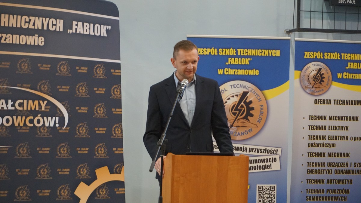 Mężczyzna przy mównicy - Dyrektor Wydziału EKS