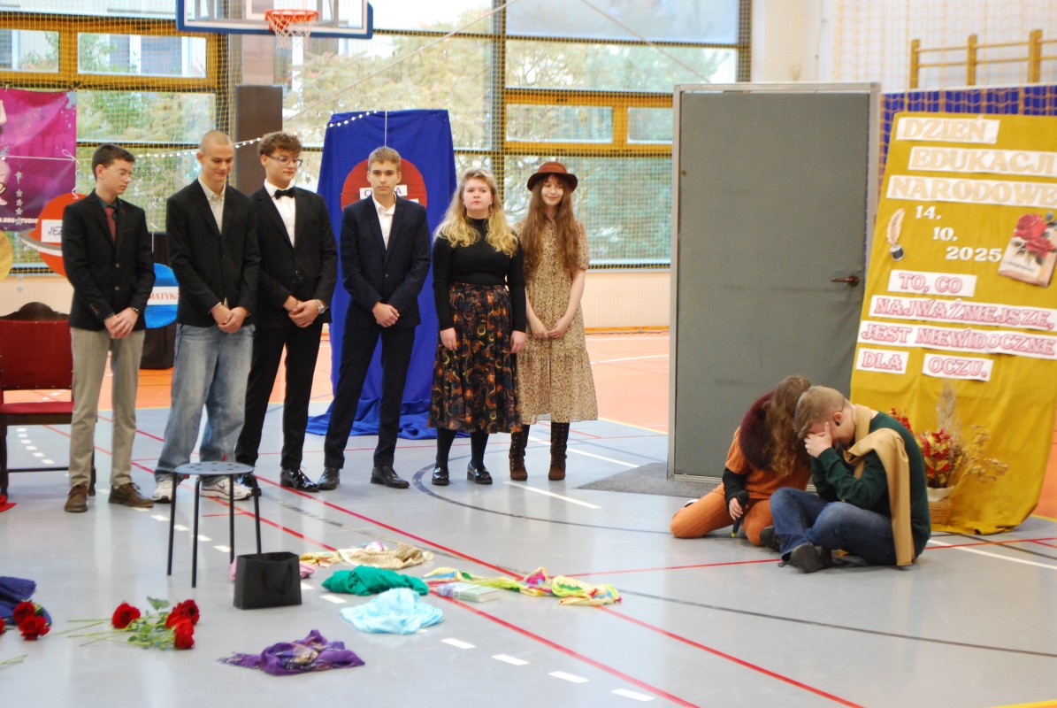 Grupa ośmiu podczas występowania w sztuce teatralnej.