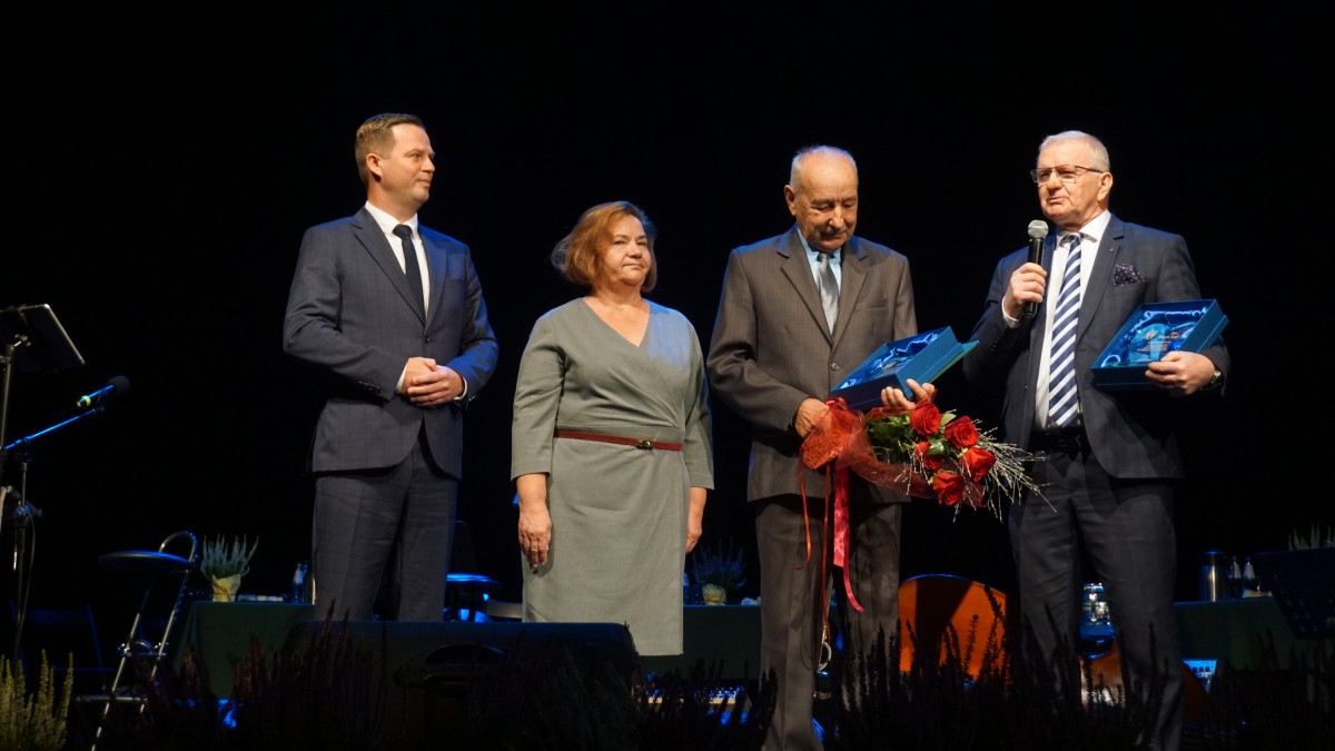 Kobieta i trzech mężczyzn na scenie