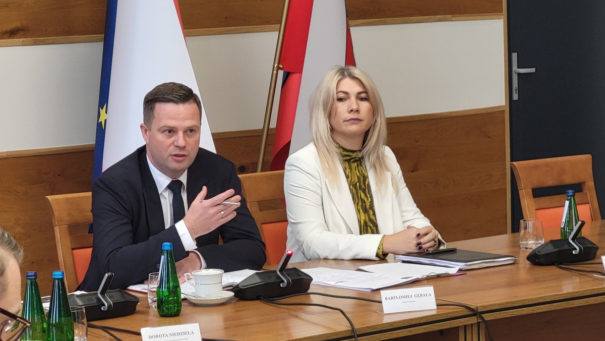 Zdjęcie kobiety i mężczyzny za stołem