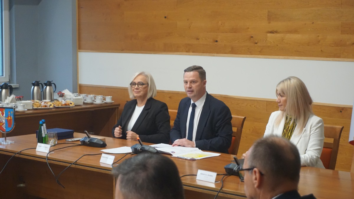 Zdjęcie dwóch kobiet i jednego mężczyzny za stołem.