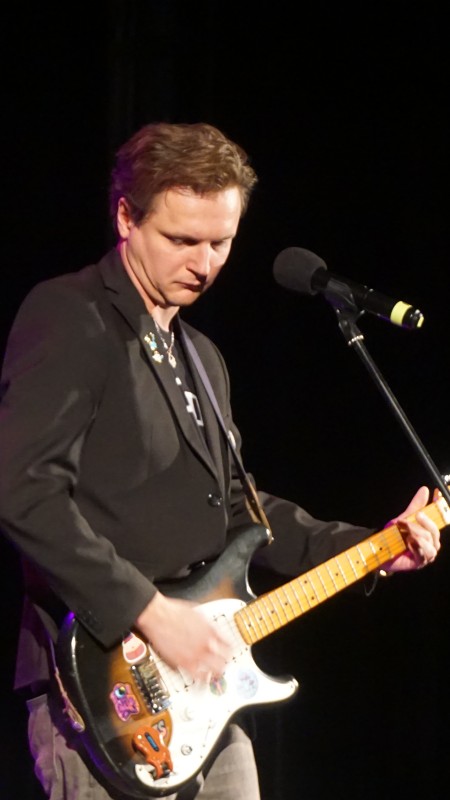 Młody człowiek z gitarą 