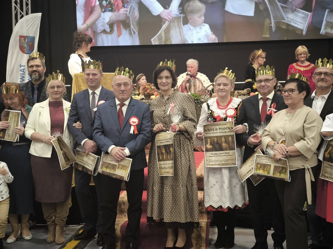 Osoby z koronami na głowach