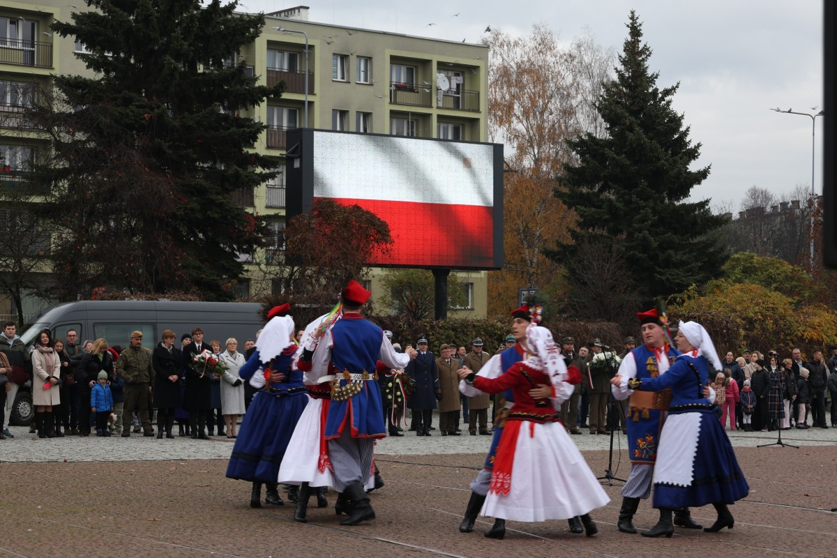 Tancerze w regionalnych strojach 