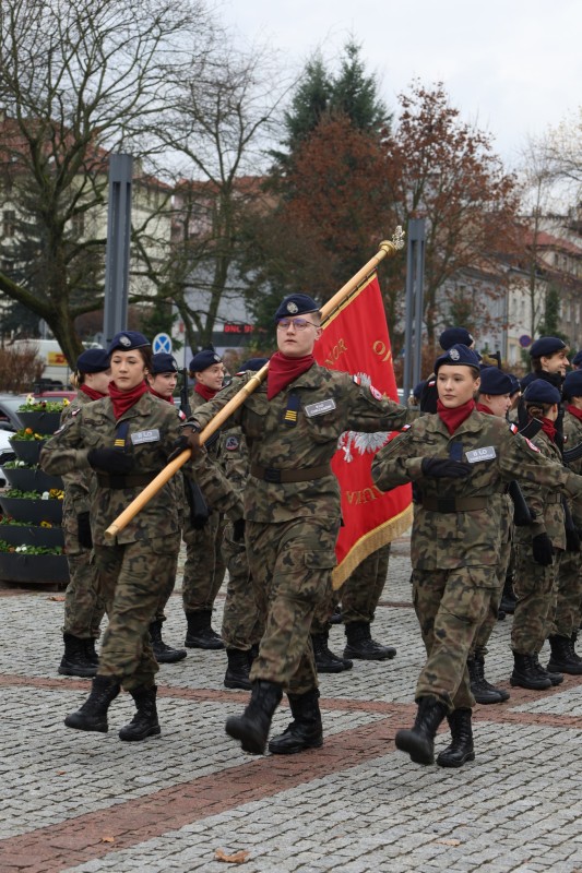 Marsz kadetów ze sztandarem 