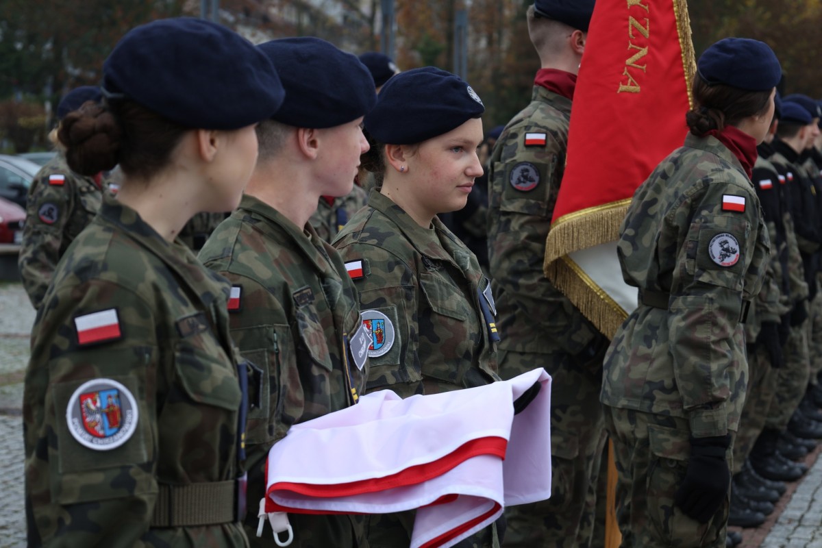 Kadeci ze złożoną flagą 