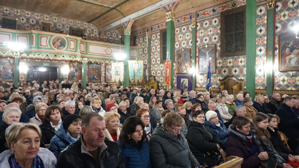 Zdjęcie kilkuset osób w środku kościoła.