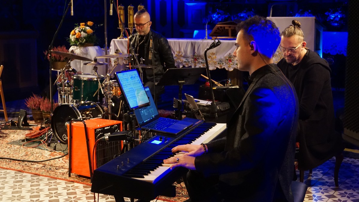 Zdjęcie mężczyzny za klawiszami. 