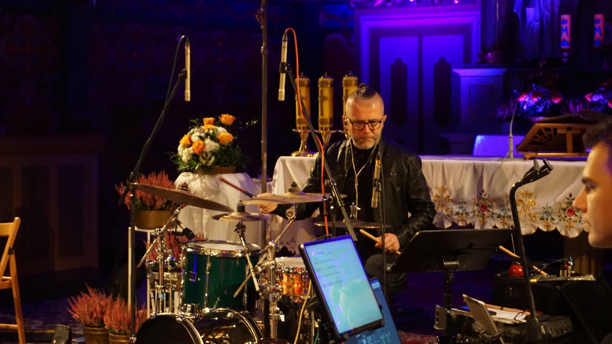 Zdjęcie mężczyzny za perkusją. 