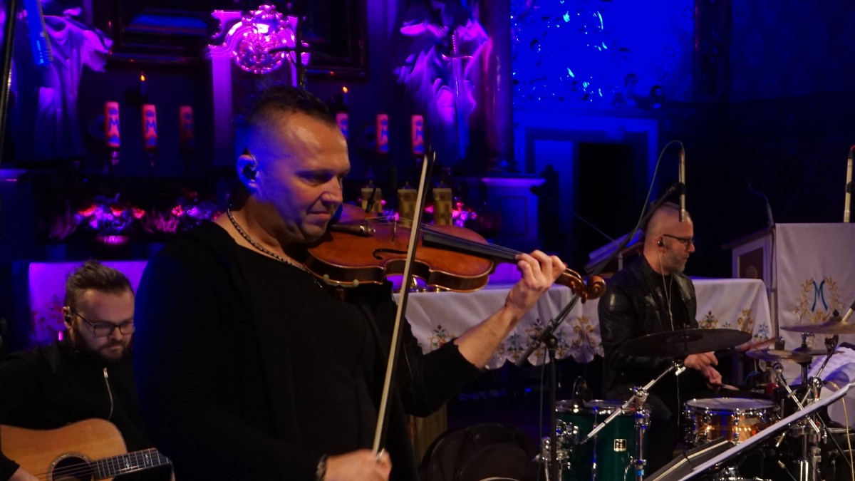 Zdjęcie mężczyzny ze skrzypcami.