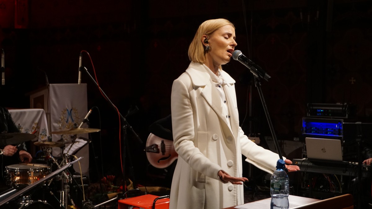 Zdjęcie śpiewającej kobiety.