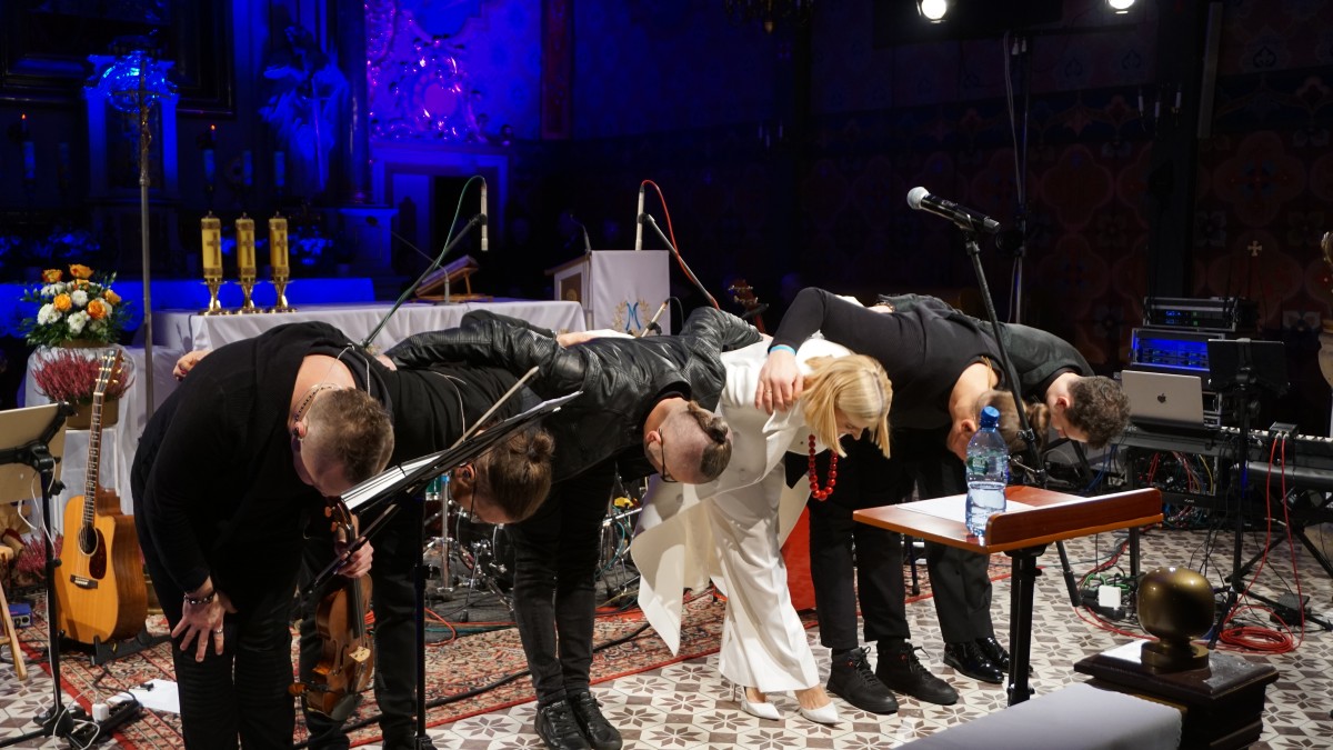 Zdjęcie kłaniającego się zespołu.