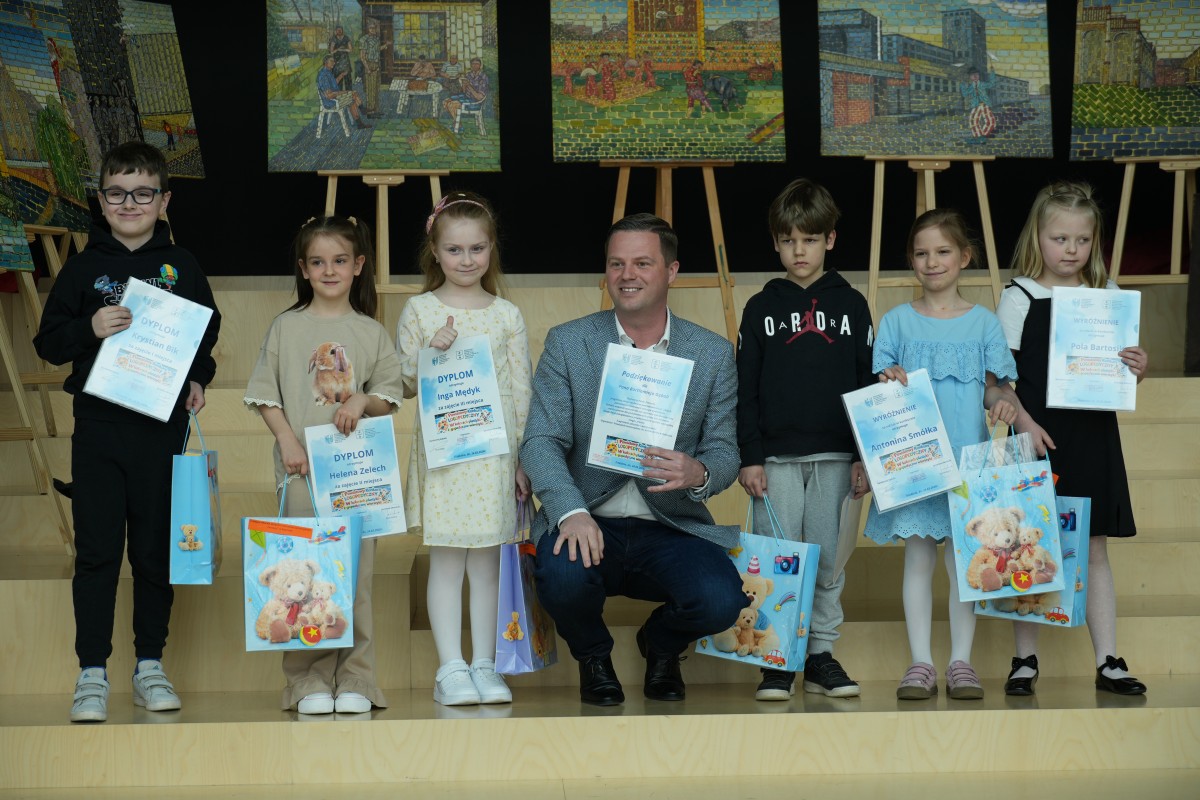 Zdjęcie Starosty z dziećmi wyróżnionymi w danej kategorii.