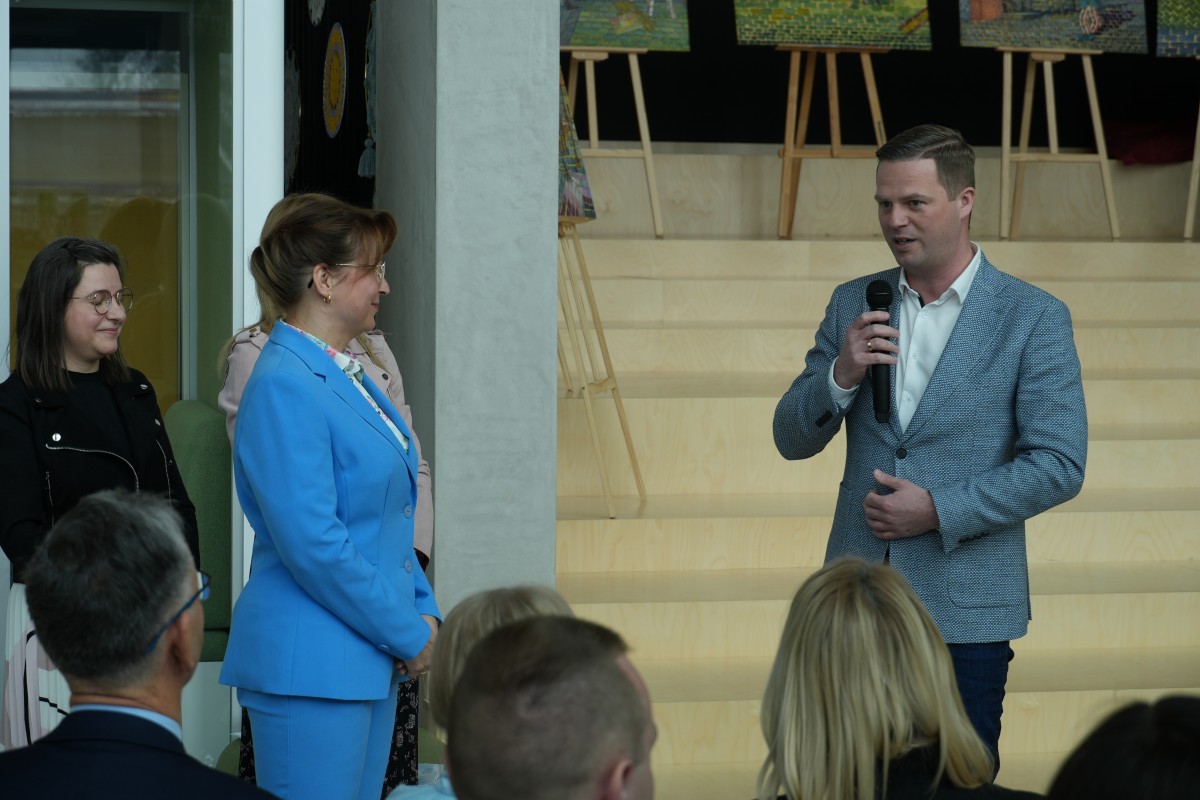 Zdjęcie Starosty przemawioącego do zebranych.