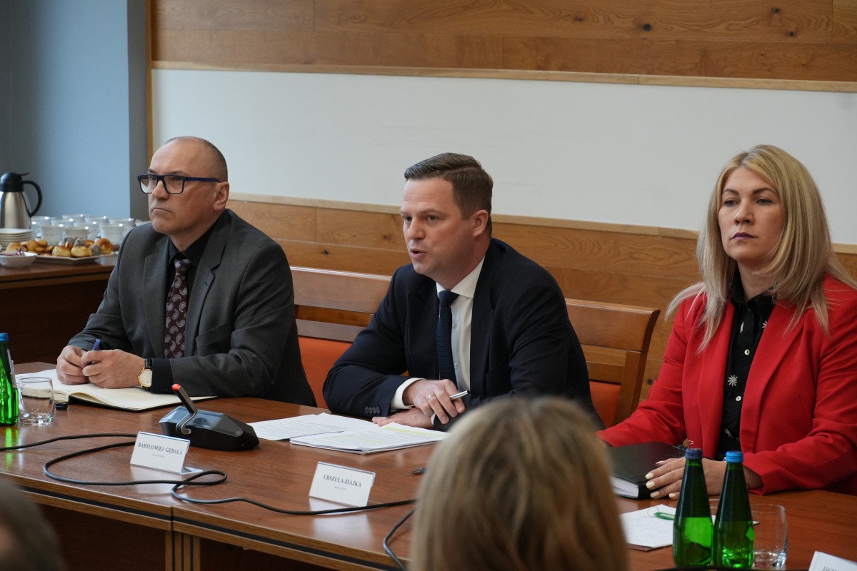 Zdjęcie osób dyskustujących podczas zebrania.