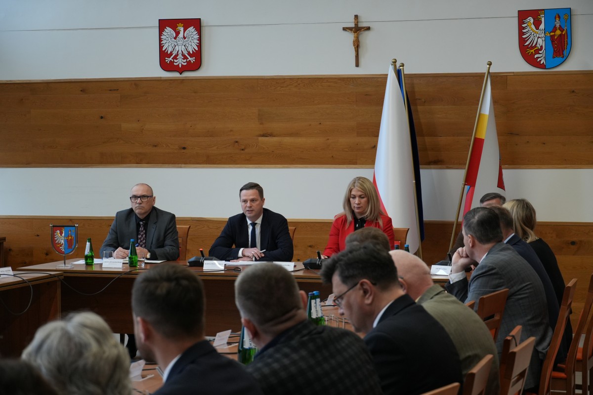 Zdjęcie osób dyskustujących podczas zebrania.