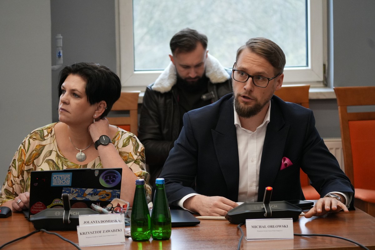 Zdjęcie osób dyskustujących podczas zebrania.