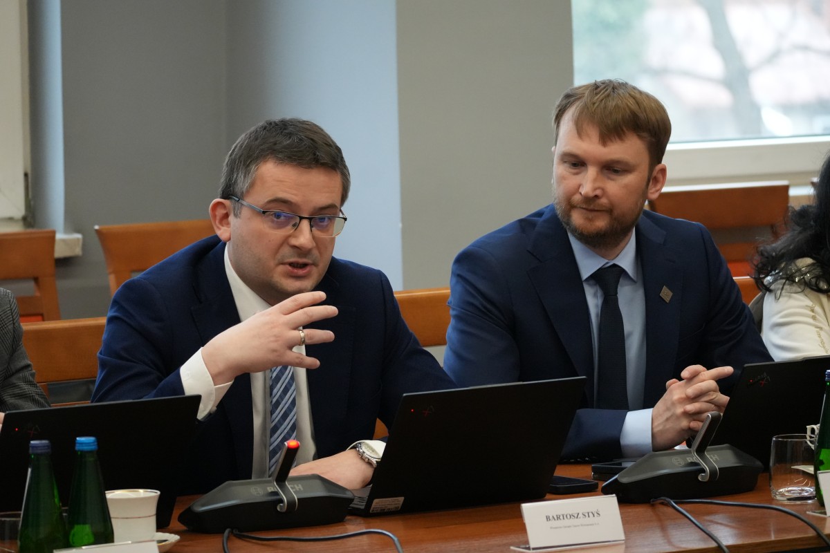 Zdjęcie osób dyskustujących podczas zebrania.