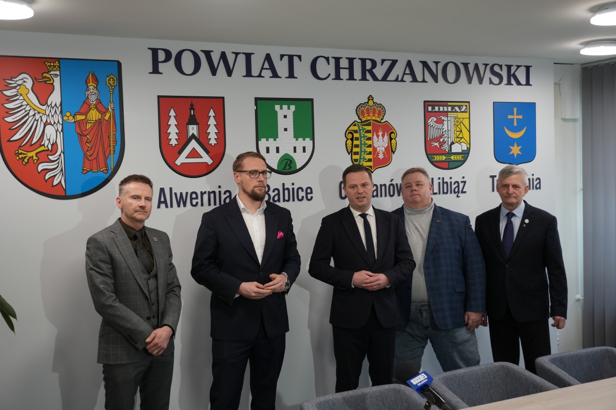 Zdjęcie osób dyskustujących podczas zebrania.