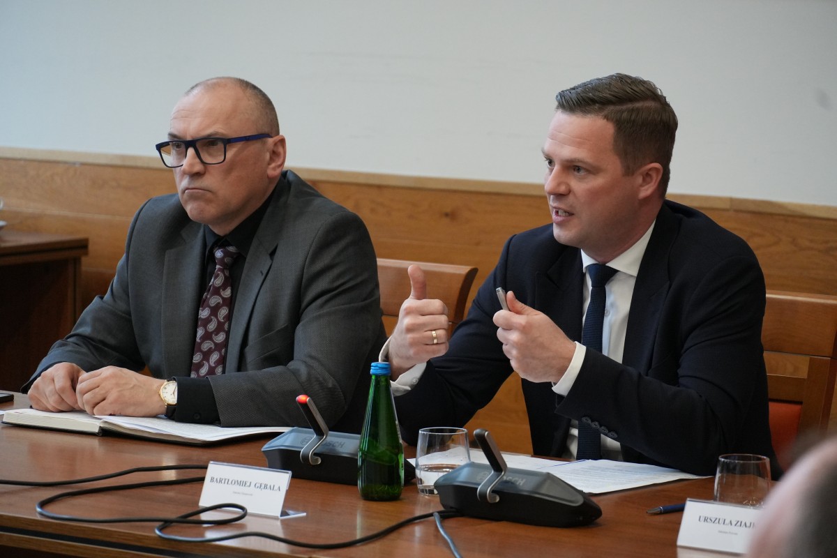 Zdjęcie osób dyskustujących podczas zebrania.