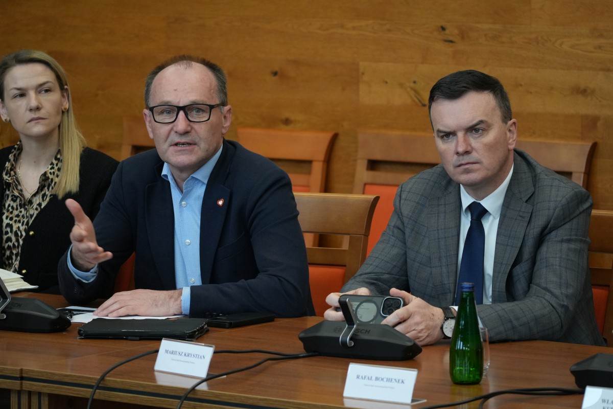 Zdjęcie osób dyskustujących podczas zebrania.