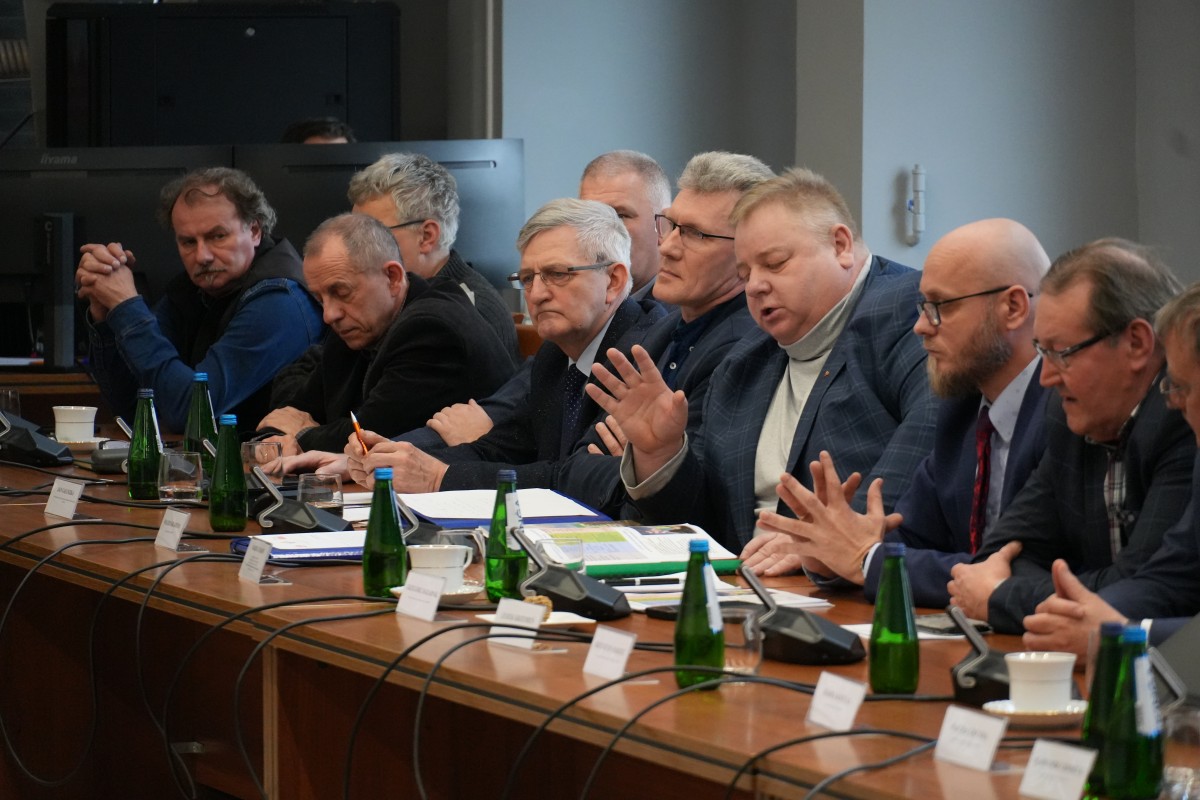 Zdjęcie osób dyskustujących podczas zebrania.