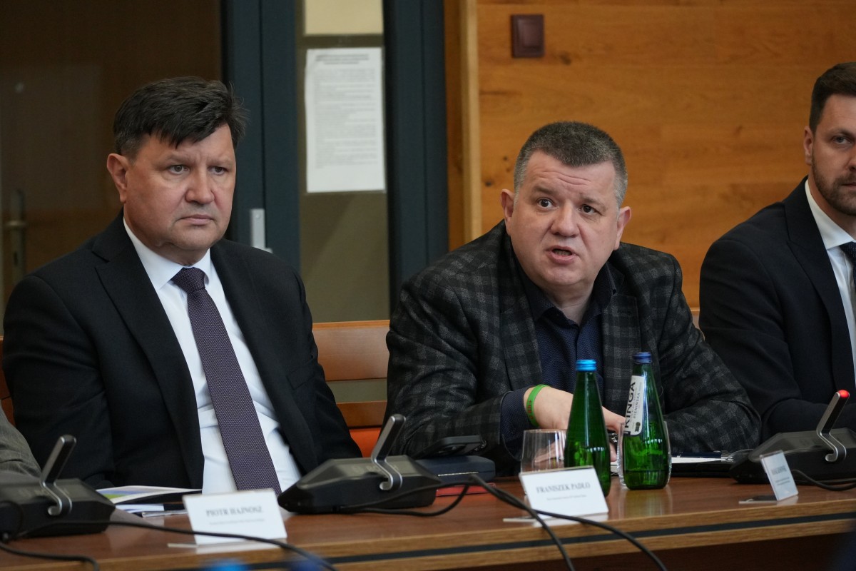 Zdjęcie osób dyskustujących podczas zebrania.