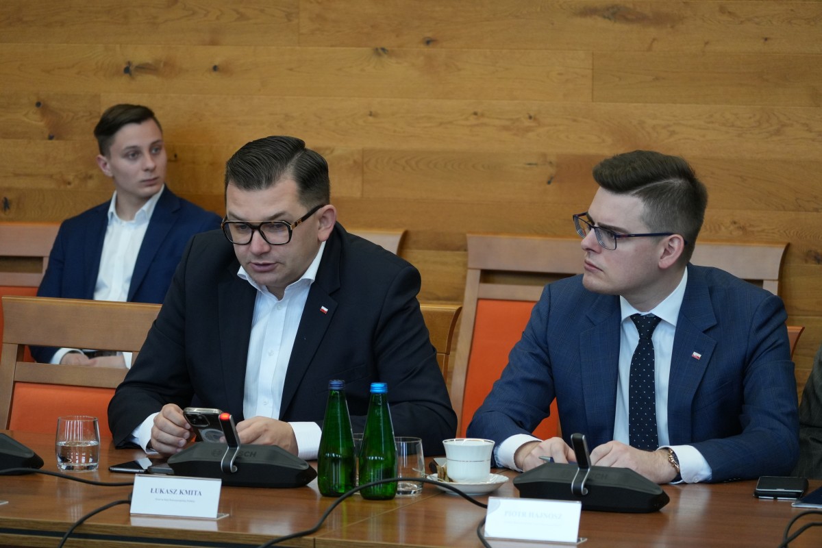 Zdjęcie osób dyskustujących podczas zebrania.