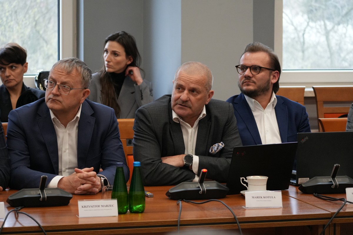 Zdjęcie osób dyskustujących podczas zebrania.