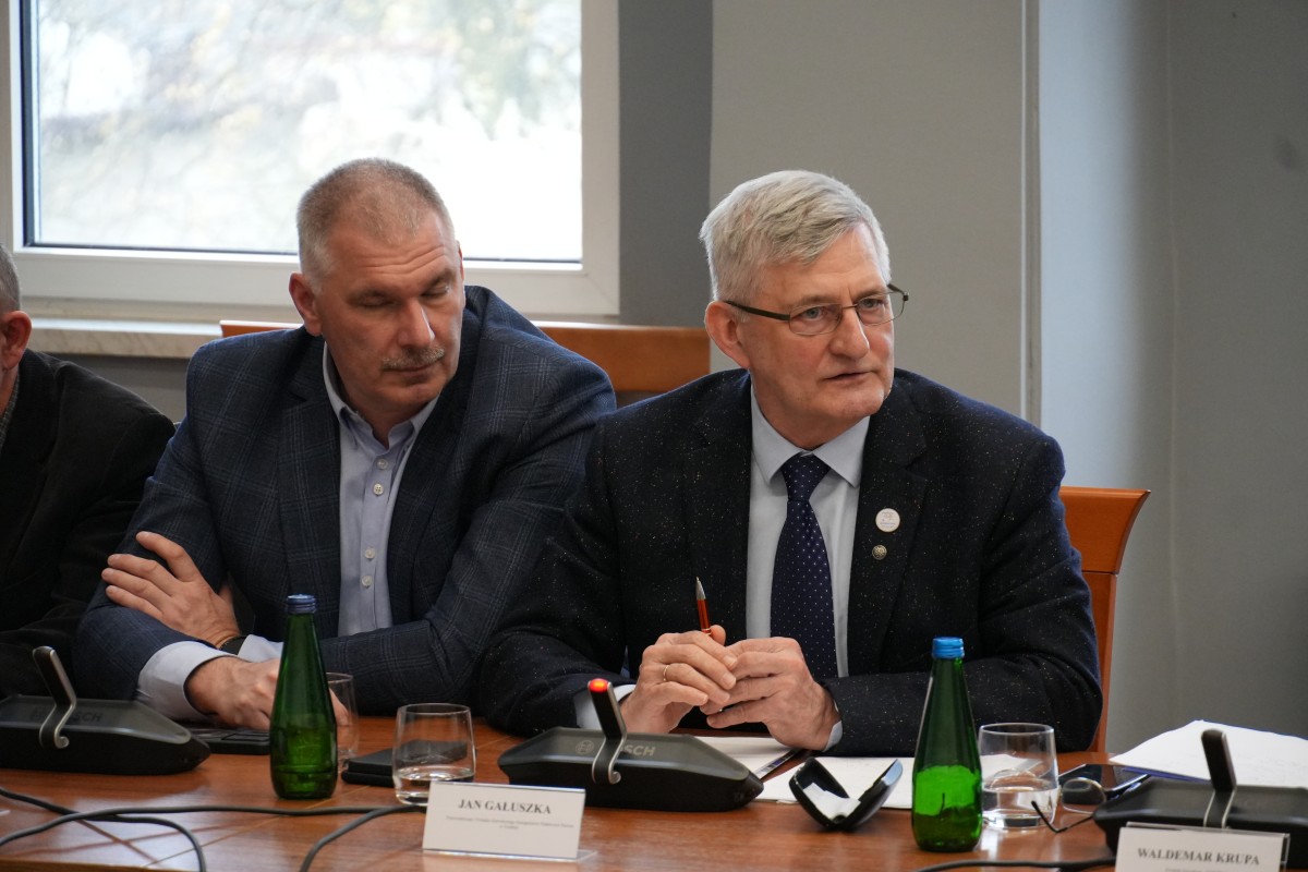 Zdjęcie osób dyskustujących podczas zebrania.