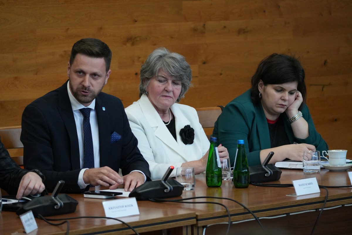 Zdjęcie osób dyskustujących podczas zebrania.