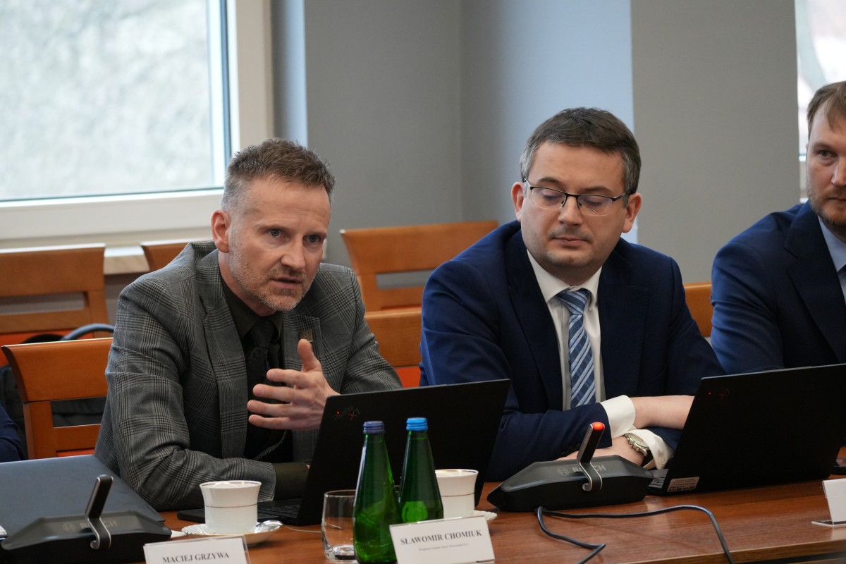 Zdjęcie osób dyskustujących podczas zebrania.